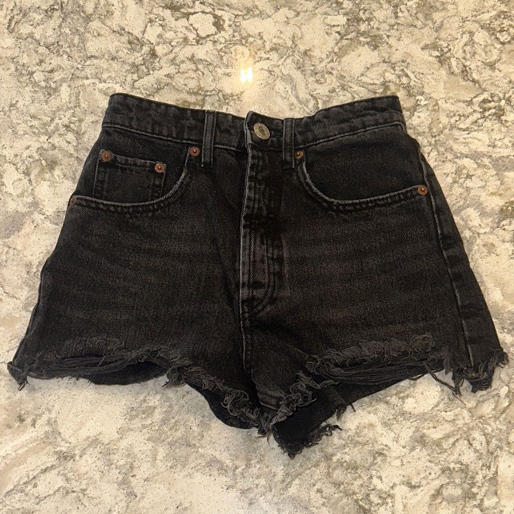 🖤 Zara High-Rise Black Denim Shorts – Size 0 (2” Inseam)